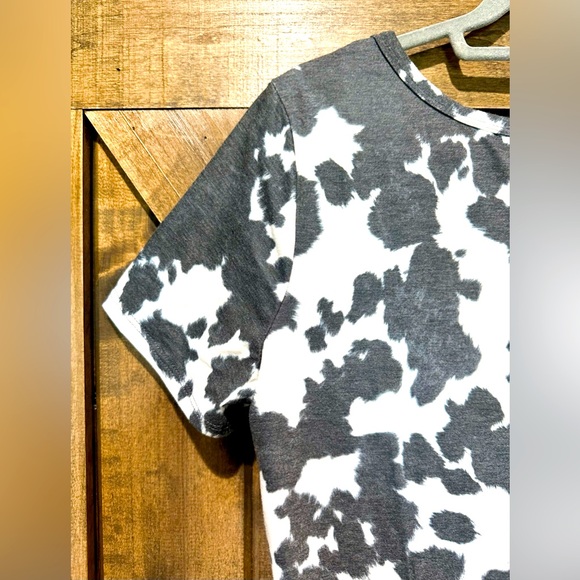 EUC Avery Faded Cow Print Crochet Back Accent V-Neck Top - Picture 6 of 12